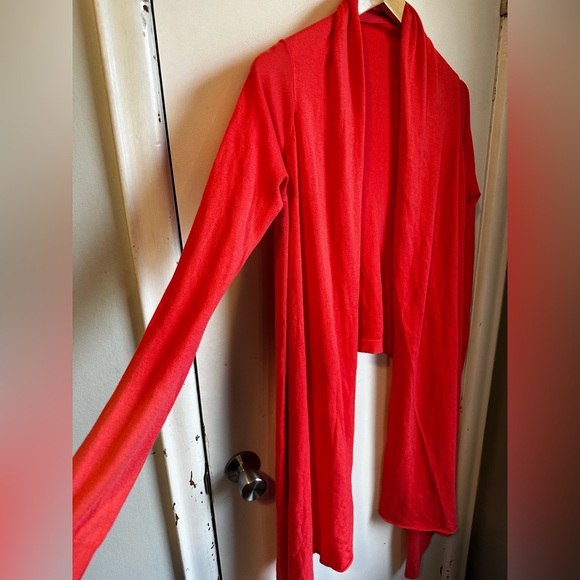 Moda International - coral short back long front open cardigan. Slight pilling - Picture 5 of 11